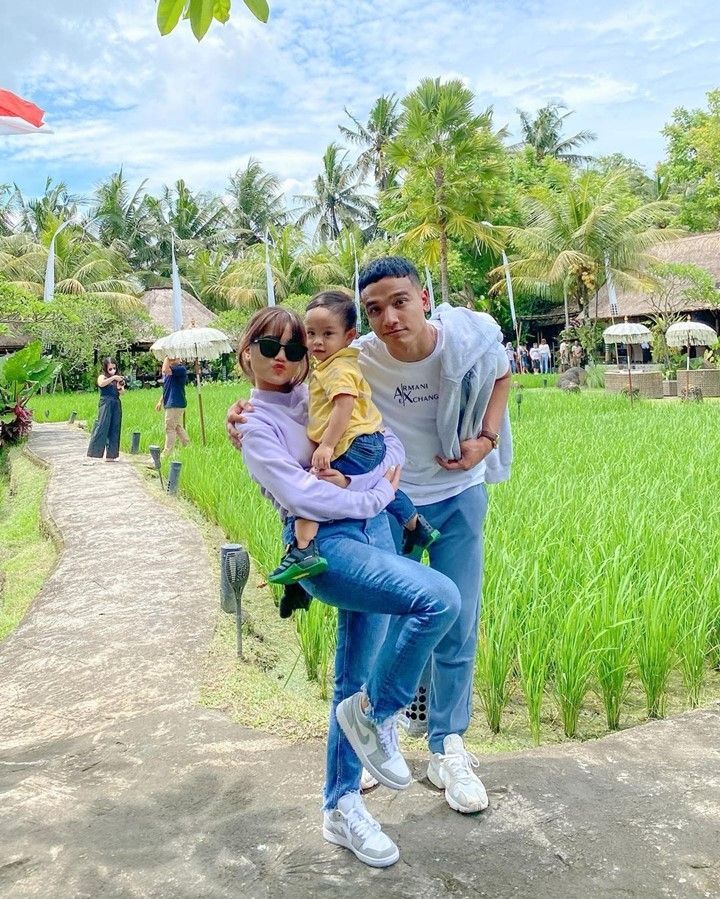 Potret Mayang dan Chika Liburan ke Bali (Instagram/@fuji_an)