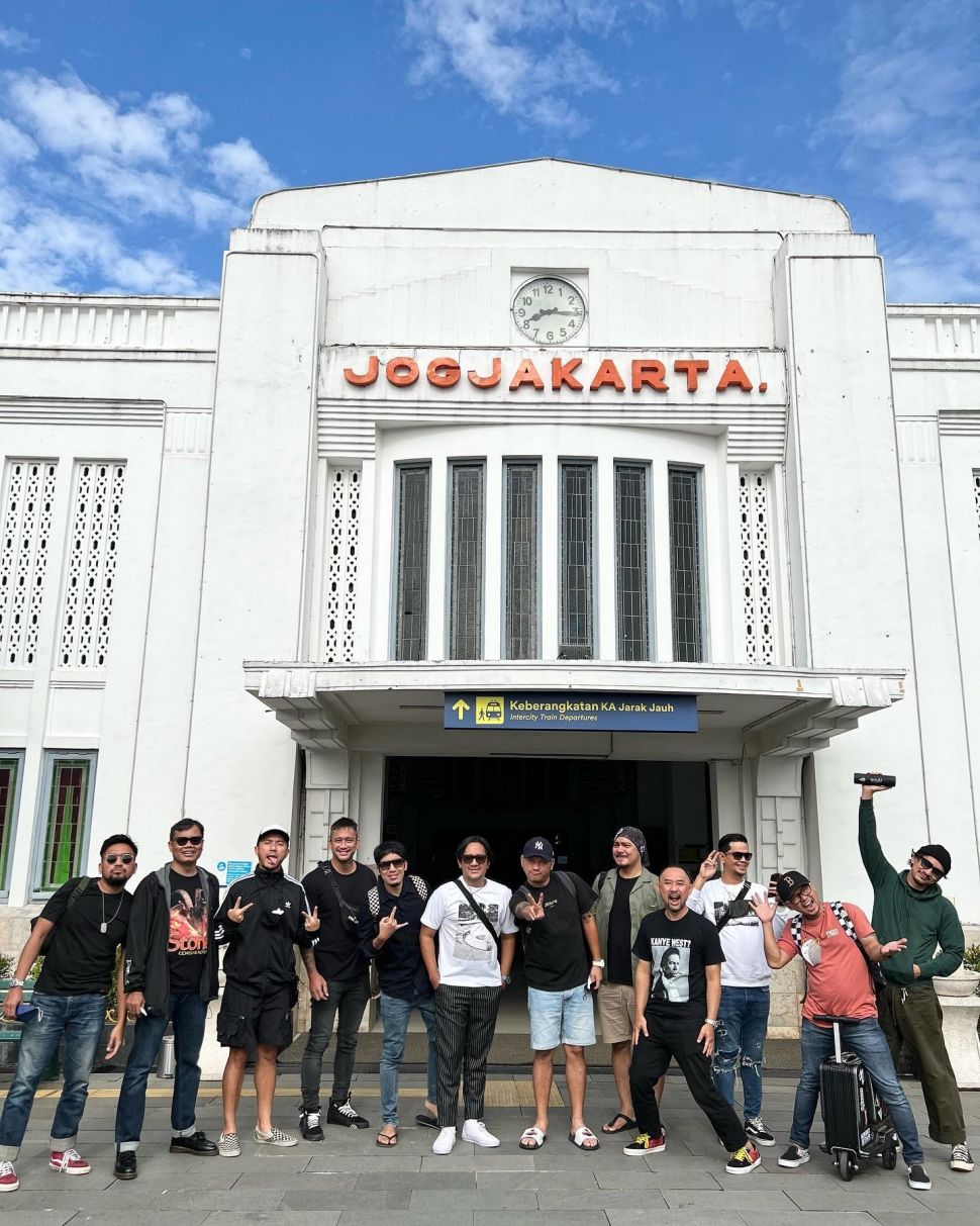 The Prediksi tiba di stasiun kereta api di Yogyakarta. [Instagram]