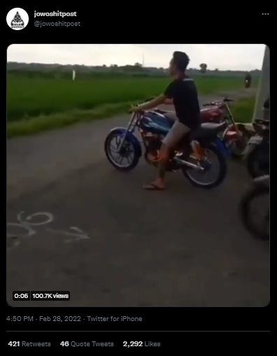 Viral Cowok Geber-geber Motor di Sawah Berakhir Kena Mental. (Twitter/@jowoshitpost)