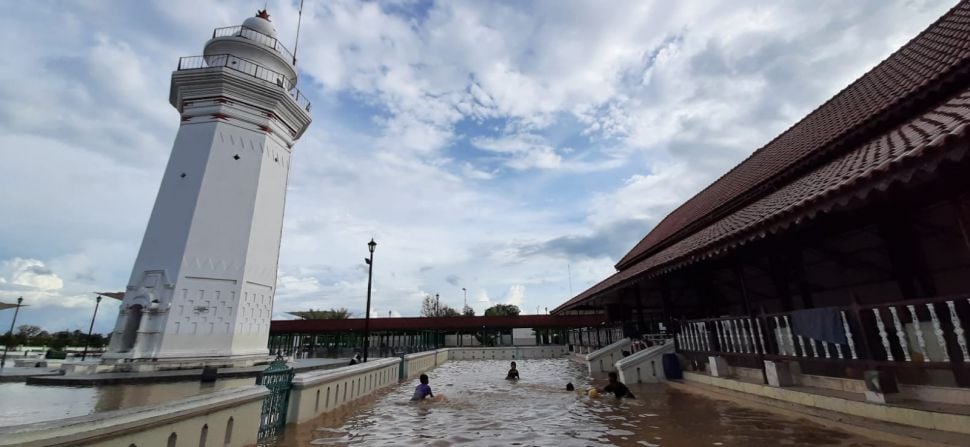 Kawasan teras Masjid Agung Banten terendam banjir, Rabu (2/3/2022). [Suara.com/ Firasat Nikmatullah]