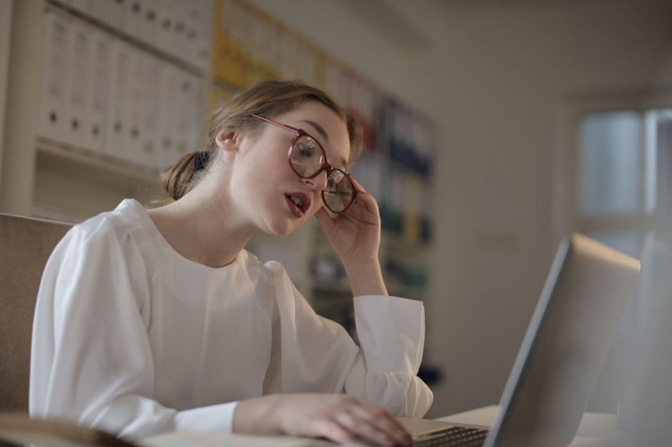 Ilustrasi perempuan menulis menggunakan laptop. (pexels.com/AndreaPiacquadio)
