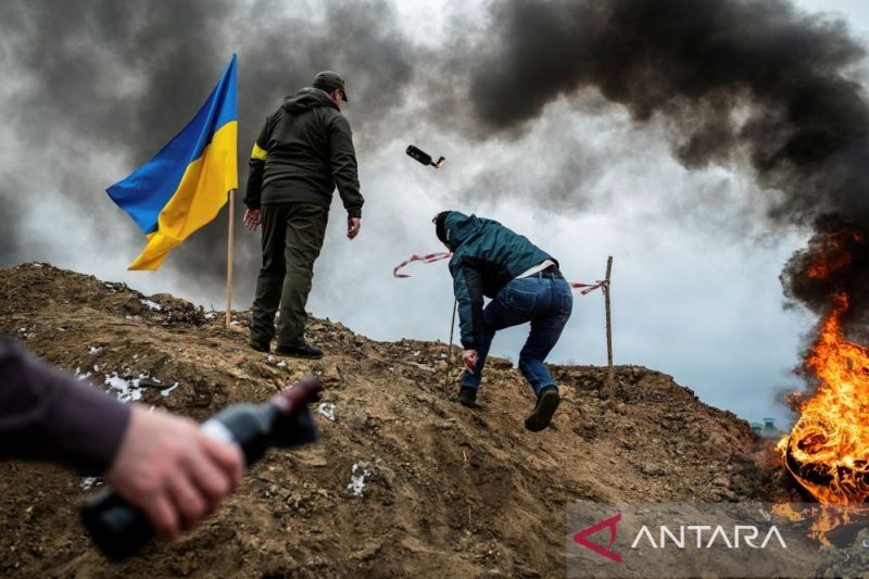 Seorang warga sipil berlatih melempar bom molotov untuk mempertahankan kota ketika invasi Rusia ke Ukraina terus berlanjut, di Zhytomyr, Ukraina, 1 Maret 2022. (ANTARA / Reuters / Viacheslav Ratynskyi / as)