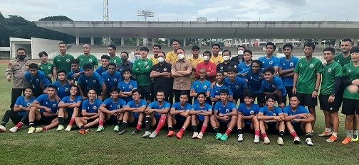 Ketua Umum PSSI, Mochamad Iriawan dan Menpora Zainudin Amali bersama skuad Timnas Indonesia di Stadion Madya, Jakarta, Rabu (2/3/2022). (Suara.com/Adie Prasetyo Nugraha).