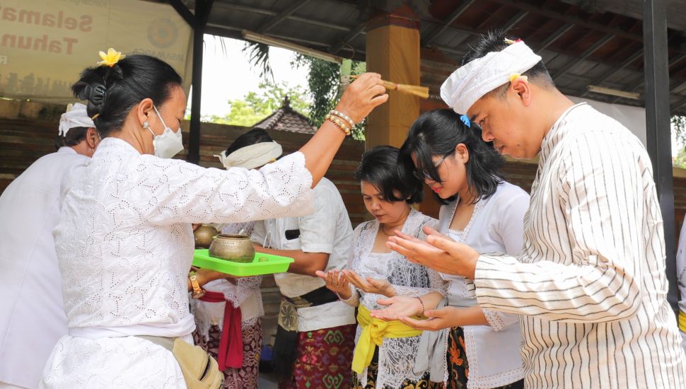 Sejumlah umat Hindu melaksanakan Upacara Tawur Agung Kesanga di Pura Aditya Jaya, Rawamangun, Jakarta Timur, Rabu (2/3/2022). [Suara.com/Alfian Winanto]
