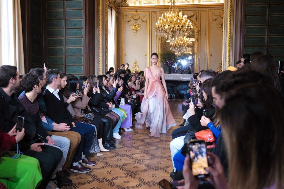 Gaun rancangan hasil kolaborasi Leanne Marshall dan MS Glow di ajang Paris Fashion Week 2022. [MS Glow]