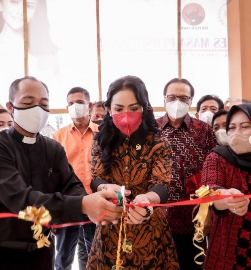 Krisdayanti saat meresmikan balai pelatihan kerja di gereja. [Instagram/@krisdayantilemos]