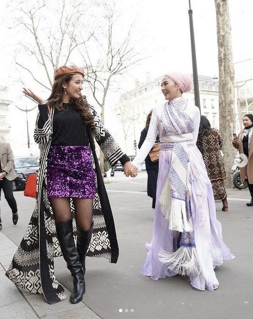 Gaya Artis dan Influencer Indonesia Pakai Batik di Agenda Paris Fashion Week 2022/ Nadia Alaydus