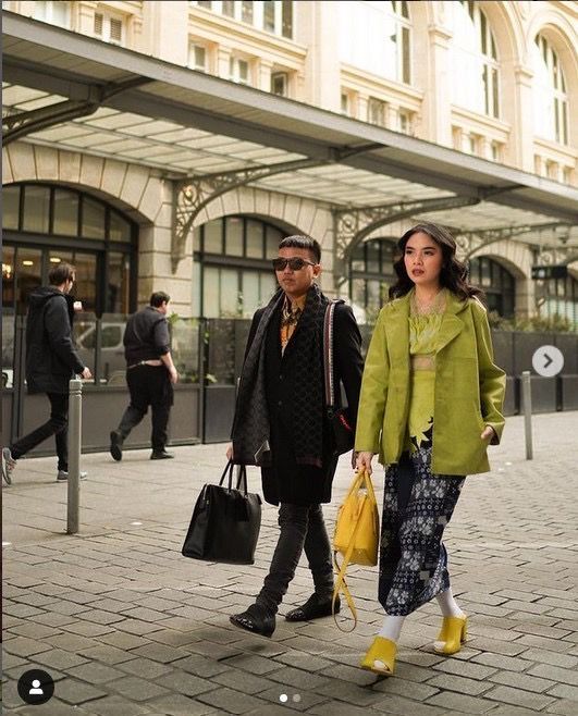 Gaya Artis dan Influencer Indonesia Pakai Batik di Agenda Paris Fashion Week 2022/ Magda Lenaf