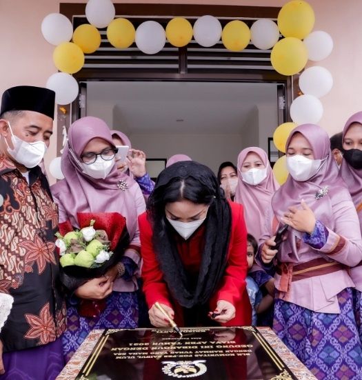 Krisdayanti saat meresmikan balai pelatihan kerja di pesantren. [Instagram/@krisdayantilemos]