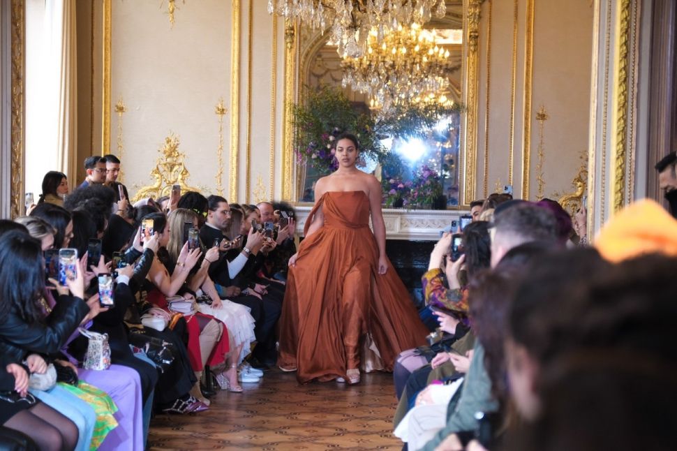Gaun rancangan hasil kolaborasi Leanne Marshall dan MS Glow di ajang Paris Fashion Week 2022. [MS Glow]