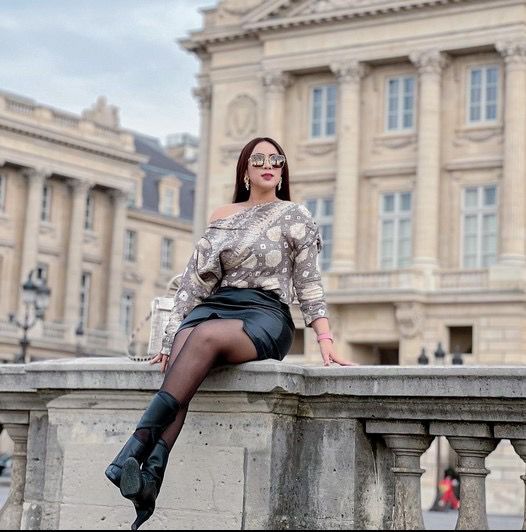 Gaya Artis dan Influencer Indonesia Pakai Batik di Agenda Paris Fashion Week 2022/Maharani