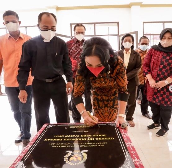 Krisdayanti saat meresmikan balai pelatihan kerja di gereja. [Instagram/@krisdayantilemos]