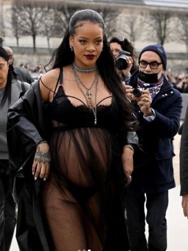 Rihanna Pakai Lingerie Transparan dan Pamer Baby Bump. (Instagram/@dior)