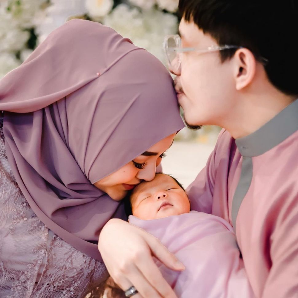 Atta Halilintar dan Aurel Hermansyah bersama putrinya Ameena Hana Nur Atta alias Baby Ameena. [Instagram]