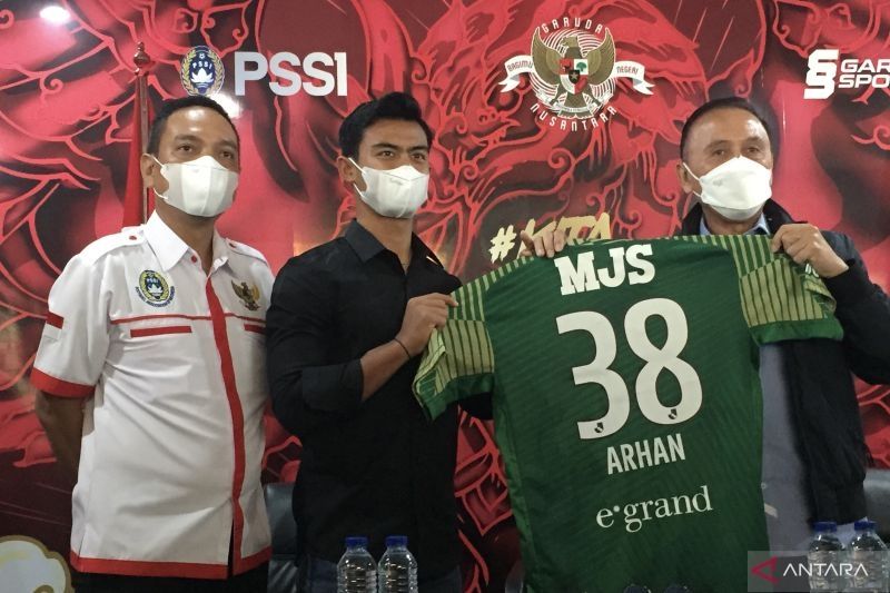 Pesepak bola Indonesia Pratama Arhan (tengah) berfoto bersama Ketua Umum PSSI Mochamad Iriawan (kanan) dan CEO PSIS Semarang Yoyok Sukawi usai memberikan keterangan pers menuju keberangkatannya ke Jepang untuk bergabung bersama klub Liga 2 Tokyo Verdy di Kantor PSSI, Jakarta, Jumat (4/3/2022). (ANTARA/Shofi Ayudiana)