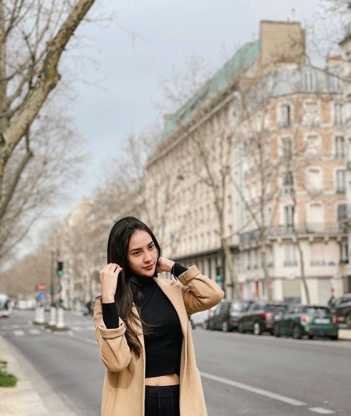 Potret Cantik Anya Geraldine di Paris. (Instagram/anyageraldine)