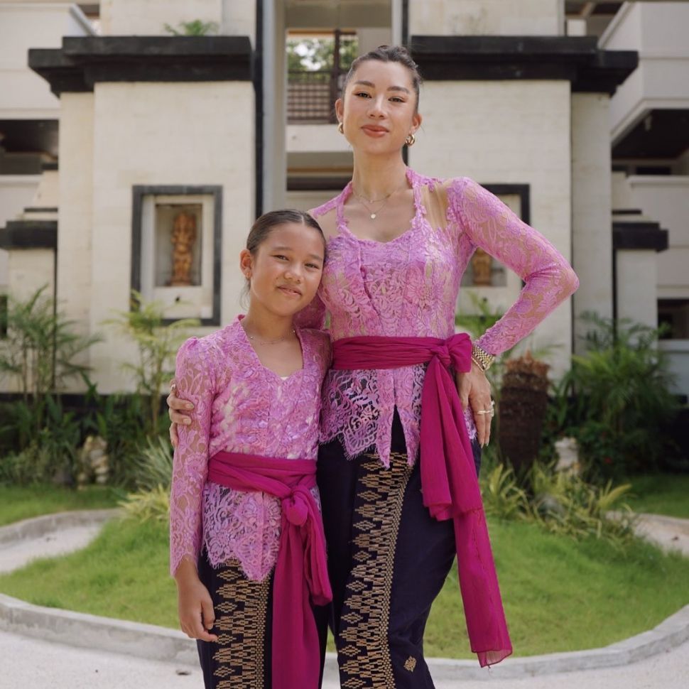 Jennifer Bachdim dan putrinya, Kiyomi cantik mengenakan kebaya Bali berwarna ungu. [Instagram]