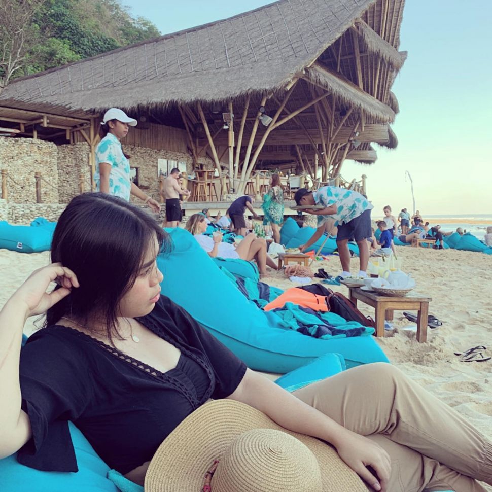 Rena Oktapia saat berlibur di Bali. [Instagram]