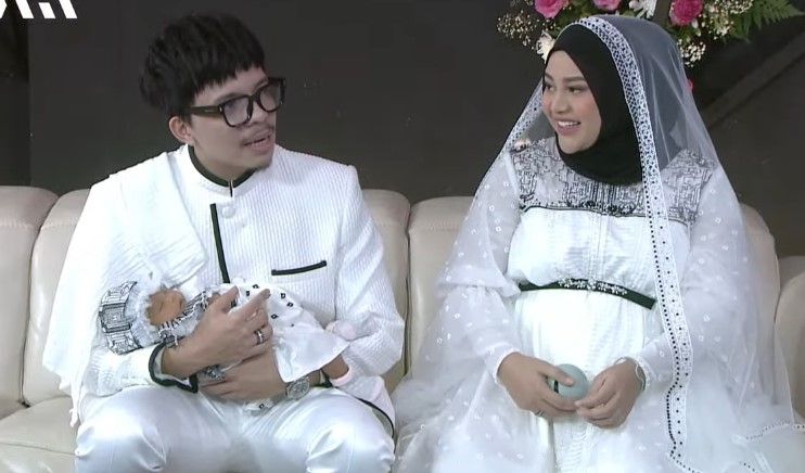 Atta Halilintar dan Aurel Hermansyah bersama putrinya Ameena Hana Nur Atta. [YouTube AH]