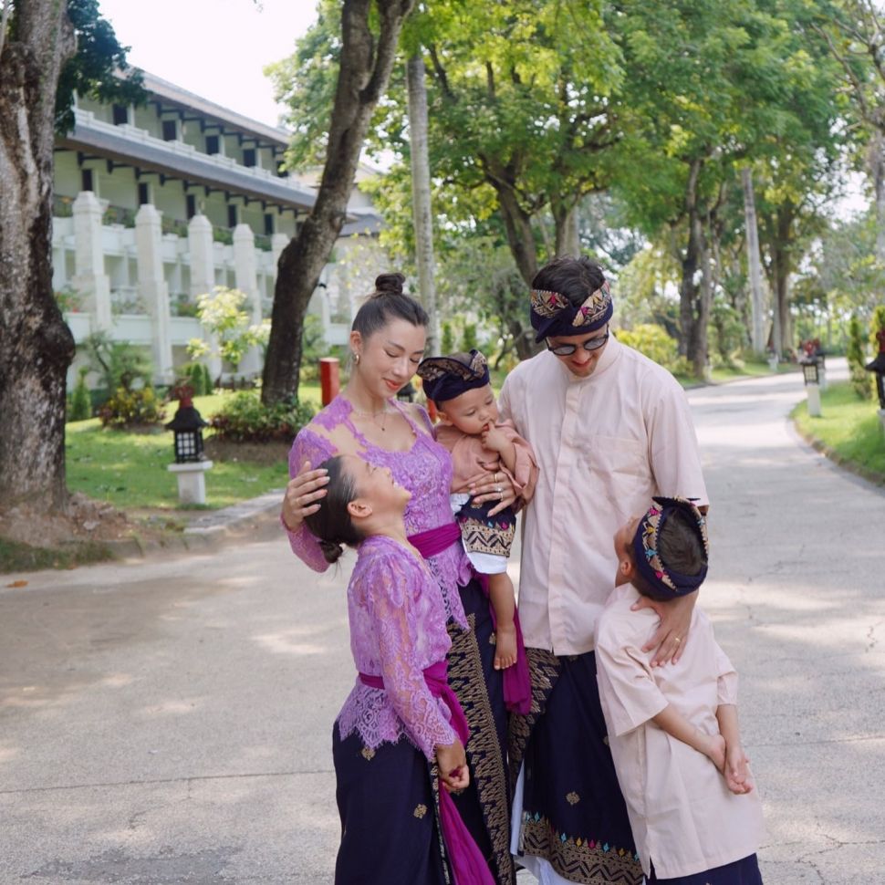 Irfan Bachdim dan Jennifer Bachdim bersama tiga anaknya saat merayakan Nyepi di Bali. [Instagram]