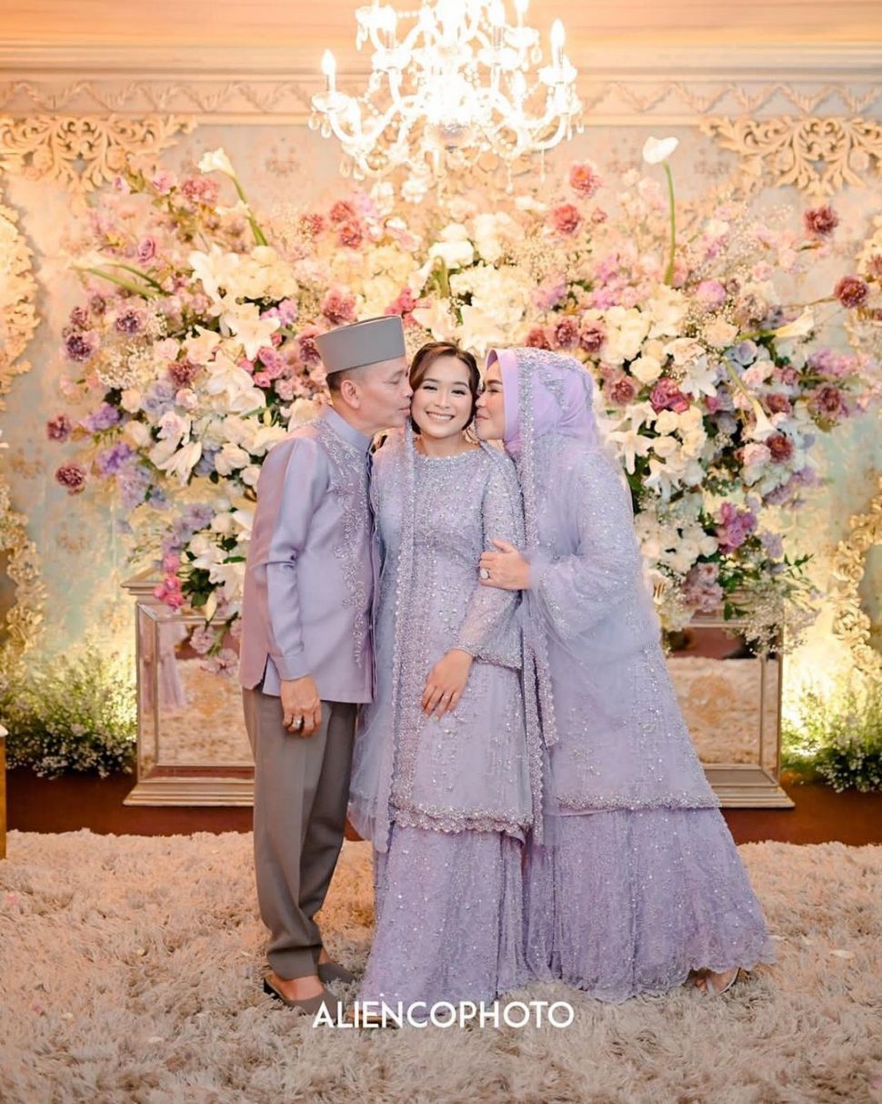 Abdul Rozak dan Istri, Umi Kalsum mencium putrinya, Assyifa Nuraini yang menikah dengan Nanda Fachrizal. [Instagram]