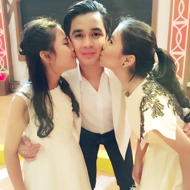 Rena Oktapia (kanan) mencium Billy Syahputra [Instagram]