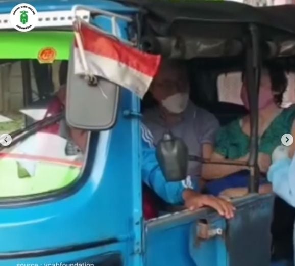 Lansia vaksin drive thru naik bajaj (instagram.com/dramaojol.id/)