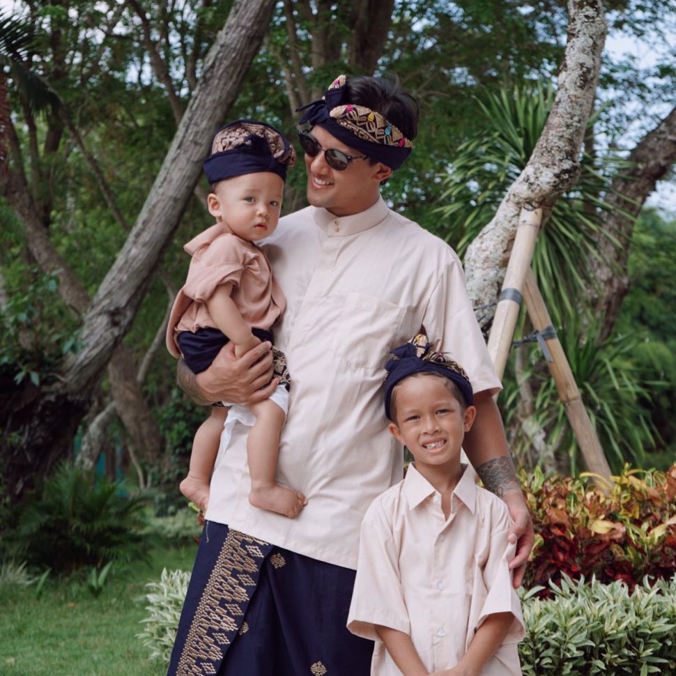 Irfan Bachdim bersama anaknya saat merayakan Nyepi di Bali. [Instagram]