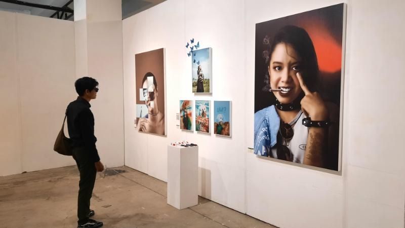 Seorang pengunjung melihat karya foto dengan kacamata khusus 3 dimensi di pameran Artsay di Taman Budaya Yogyakarta (TBY), Sabtu (5/3/2022).  [Muhammad Ilham Baktora / SuaraJogja.id]