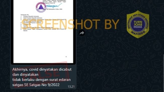 Screenshot pesan WhatsApp dengan narasi Covid-19 dicabut dan dinyatakan tidak berlaku berdasarkan SE Satgas 9/2022. (Turnbackhoax.id)