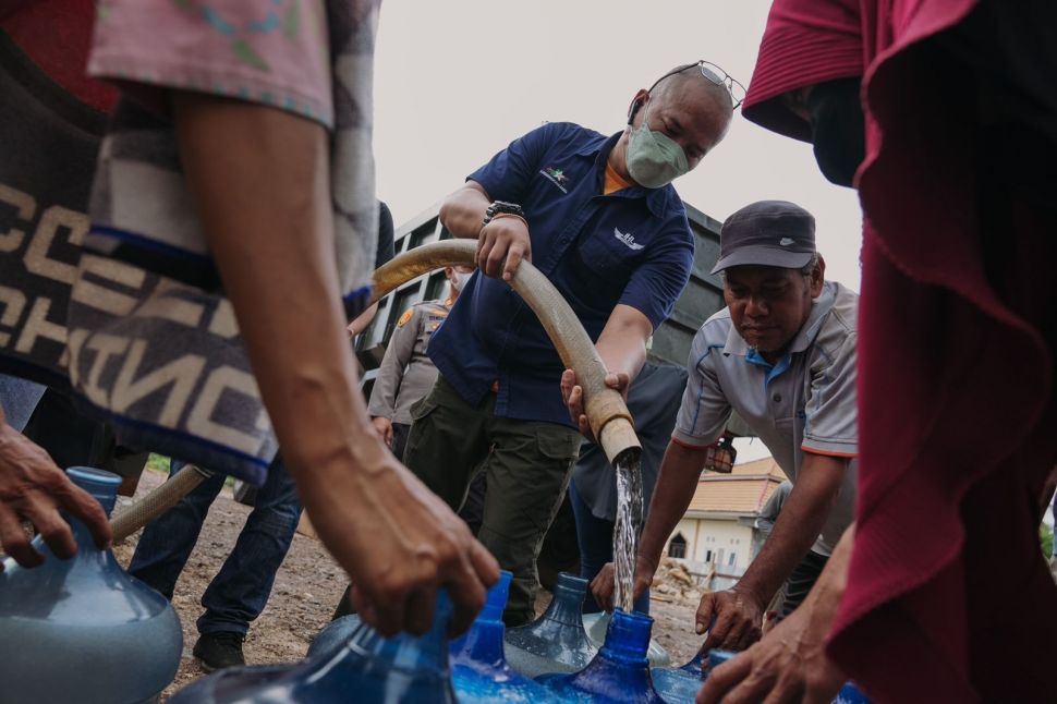 Penyaluran bantuan air bersih di Desa Citereup, Kecamatan Panimbang, Kabupaten Pandeglang, Banten, Minggu (6/3/2022) pagi.