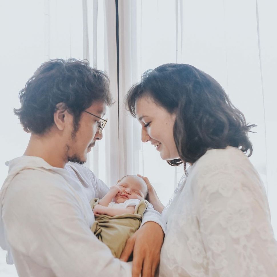 Nadine Chandrawinata, Dimas Anggara dan baby Djiwa (instagram.com)