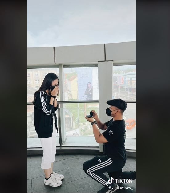 Viral Pria Melamar Teman SMA Pakai Papan Iklan (tiktok.com/vaniawiraw_)