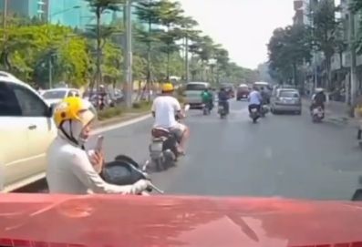 Duh Bikin Macet! Emak-emak Santai Teleponan Naik Motor Berhenti di Tengah Jalan. (Instagram/makassar_iinfo)