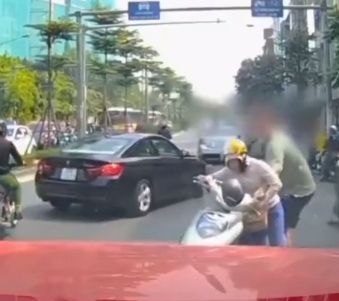 Duh Bikin Macet! Emak-emak Santai Teleponan Naik Motor Berhenti di Tengah Jalan. (Instagram/makassar_iinfo)