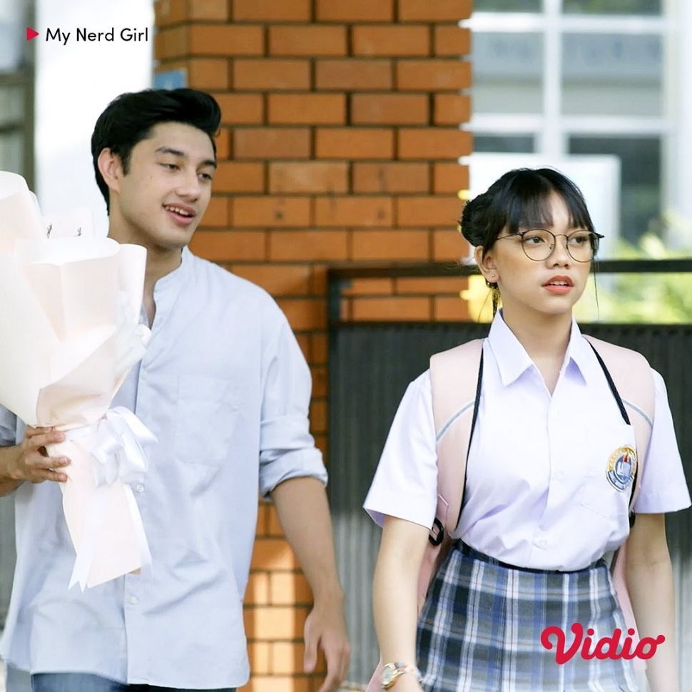 Naura Ayu mengenakan seragam sekolah di series My Nerd Girl. [Vidio.com]