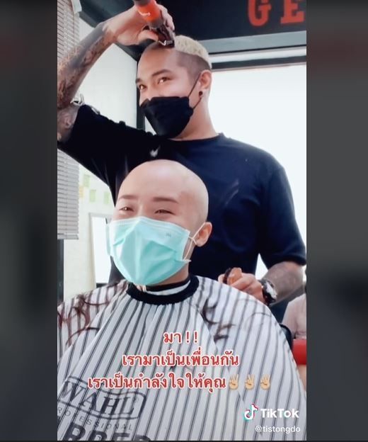 Viral Tukang Potong Rambut Ikut Mencukur Kepala hingga Botak (tiktok.com/@tistongdo)