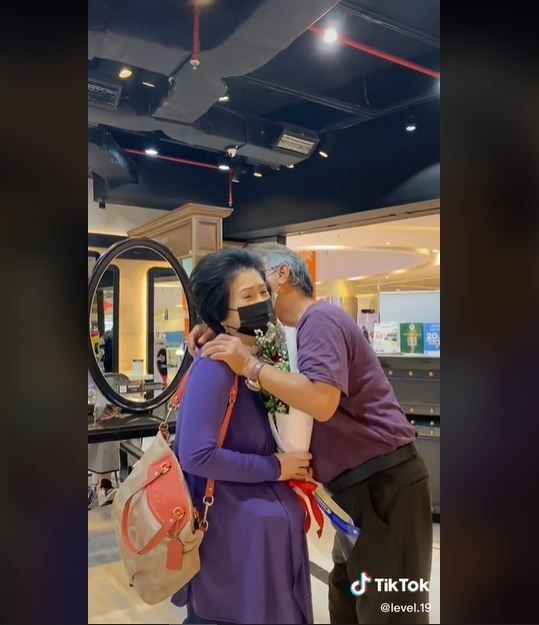 Viral Kakek Tunggu Istri di Salon untuk Berikan Kejutan Bunga (tiktok.com/level.19)