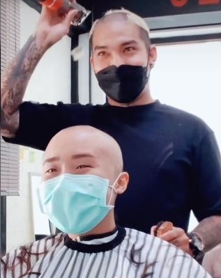 Beri Dukungan, Tukang Cukur dan Penata Rambut Botaki Kepalanya Usai Pangkas Habis Rambut Pasien Kanker. (TikTok/tistongdo)