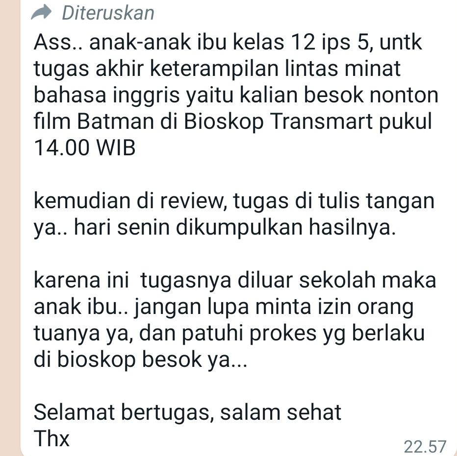 Chat dari seorang guru bahasa inggris berkata tugas ujian menonton The Batman di bioskop. (Twitter/subschfess)