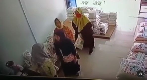 Tiga orang ibu-ibu mencuri beras (instagram.com/andreli_48/)