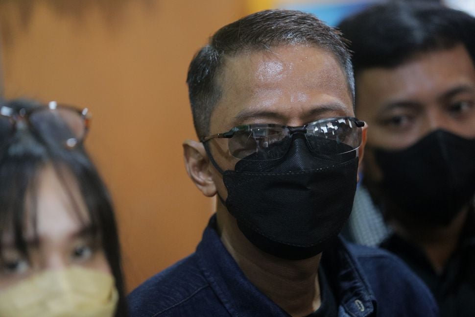 Ayah Vanessa Angel, Doddy Sudrajat memberikan keterangan pers usai mengikuti sidang lanjutan penetapan perwalian Gala Sky Andriansyah di Pengadilan Agama Jakarta Barat, Jakarta, Rabu (9/3/2022). [Suara.com/Angga Budhiyanto]