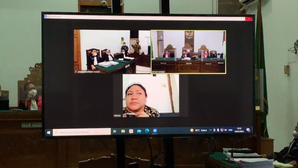 Putri Nia Daniaty, Olivia Nathania menangis usai ditegur hakim saat menjalani sidang secara virtual, Kamis (10/4/2022). [Adiyoga Priyambodo/Suara.com]