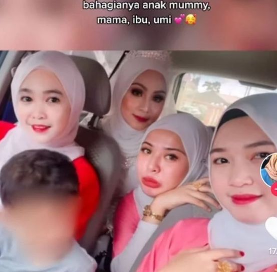 Mimi (paling kiri) bersama dengan tiga istri lain suaminya. (World of Buzz)