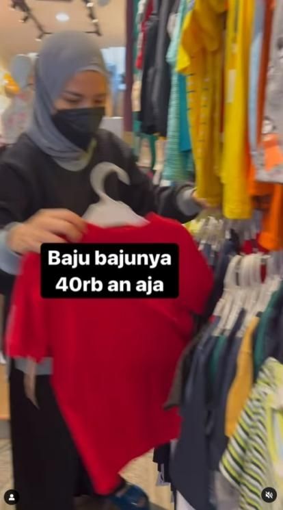 Potret Tya Ariestya belanja baju murah. (Instagram/@tya_ariestya)