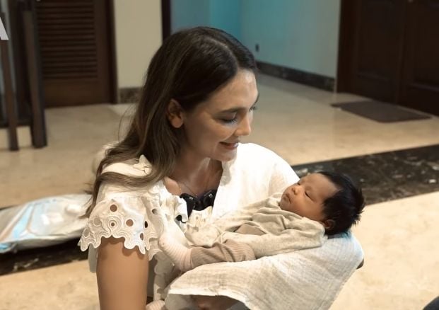 Luna Maya jenguk baby Ameena (YouTube.com)