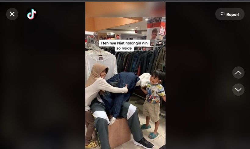 Manekin Roboh Oleh Dua Bocah, Posisinya Malah Bikin Warganet Salah Fokus. (Dok: TikTok/ummuameliau)