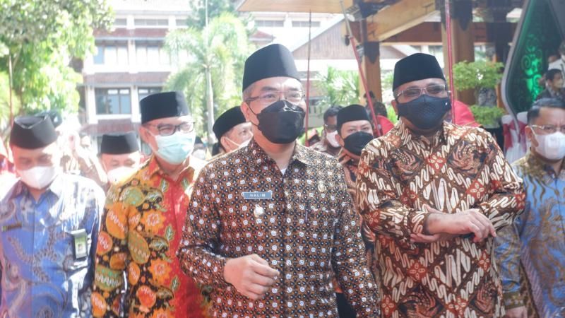 Bupati Bantul Abdul Halim Muslih (tengah) mendampingi Menag Yaqut Cholil Qoumas serta Kepala BKKBN Hasto Wardoyo. (SuaraJogja.id/Rahmat Jiwandono)