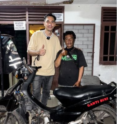 Darius Sinathrya bersama driver ojol dan sepeda motornya. (Twitter/Dsinathrya)