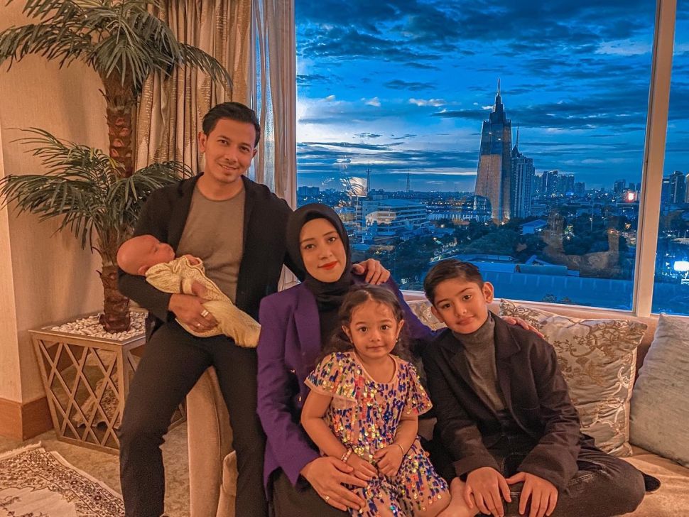 Fairuz A Rafiq merayakan ulang tahun ke-36 bersama suami, Sonny Septian, anak-anak dan keluarganya di sebuah hotel mewah di Jakarta. [Instagram]